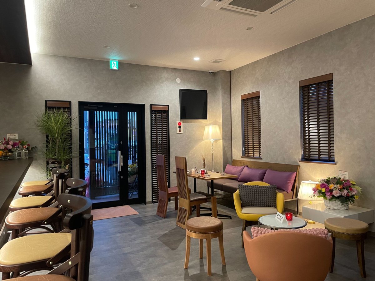 Bar Shigekura 店内 ソファ席とカウンター席
